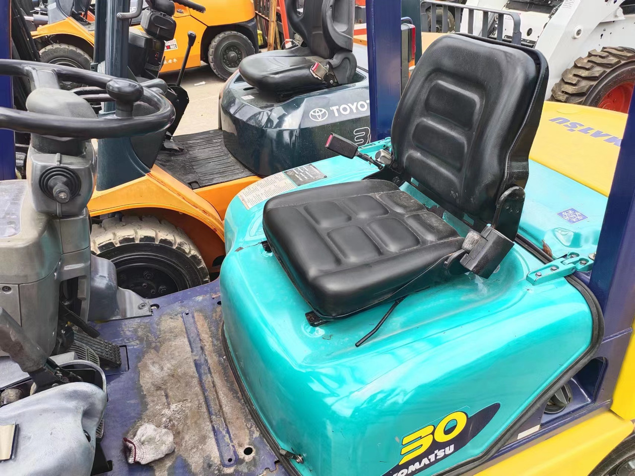 KOMATSU FD30 - Chariot élévateur diesel: photos 5 KOMATSU FD30 - Chariot élévateur diesel: photos 5