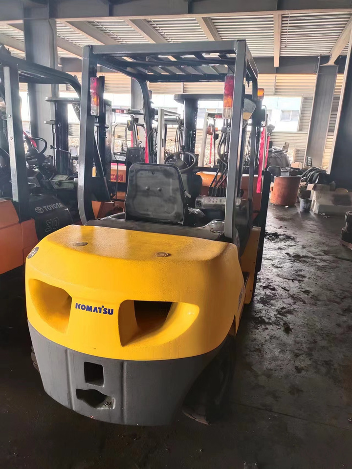 KOMATSU FD30T-17 - Chariot élévateur diesel: photos 4 KOMATSU FD30T-17 - Chariot élévateur diesel: photos 4