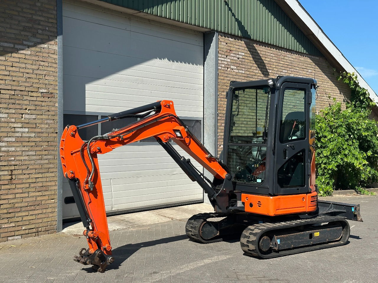 Hitachi ZX26U-6CR - Mini pelle: photos 3 Hitachi ZX26U-6CR - Mini pelle: photos 3