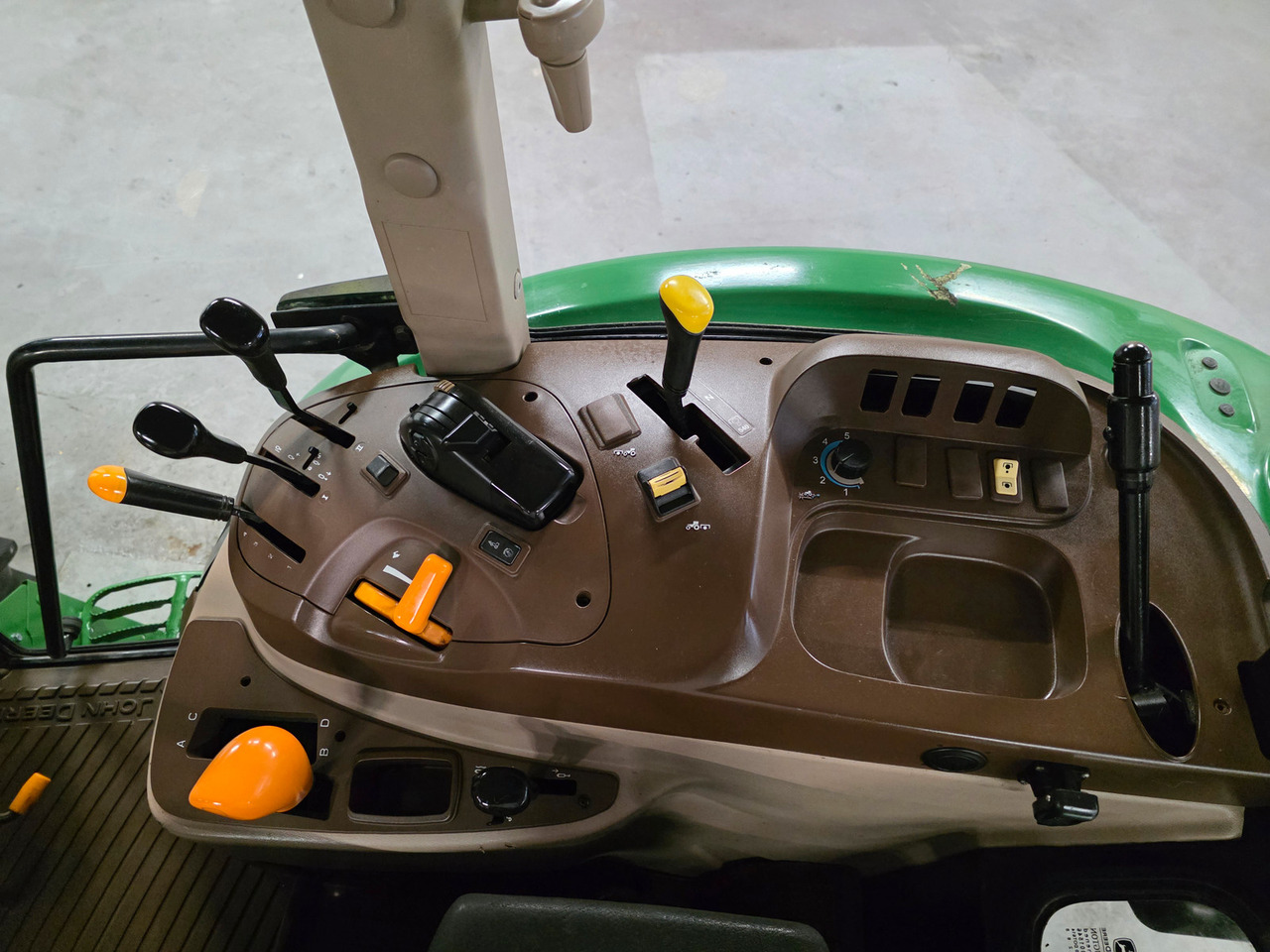 Tracteur agricole John Deere 5720: photos 14