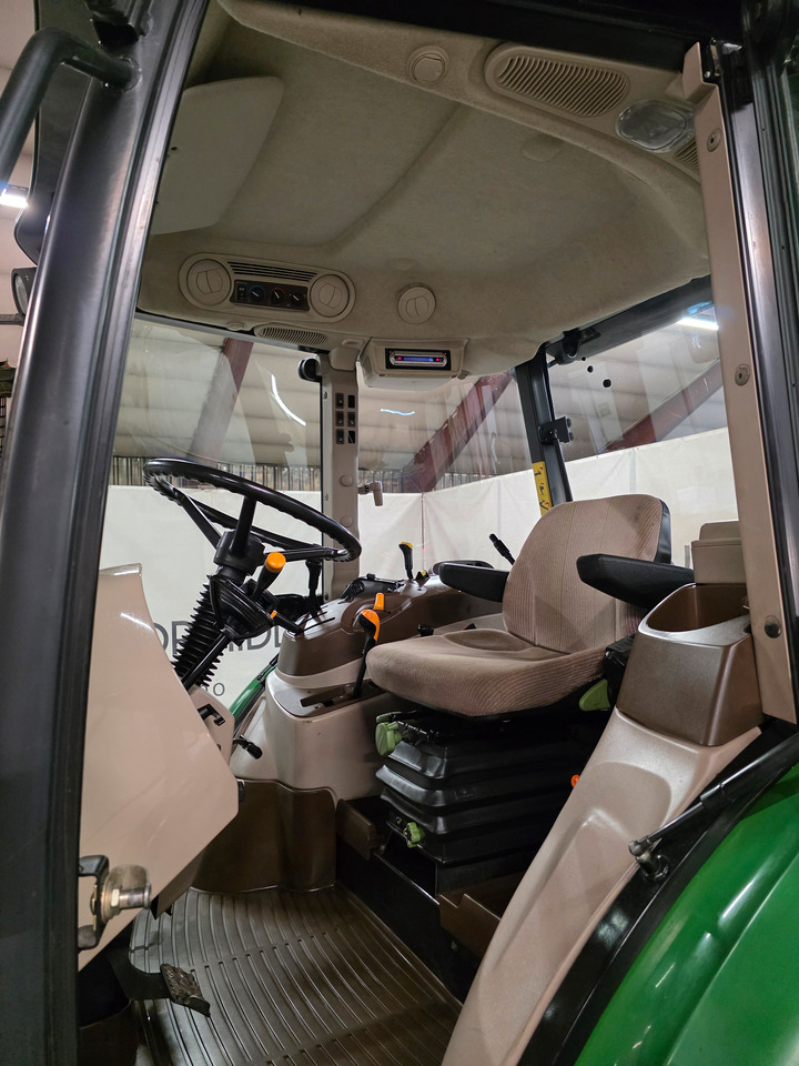 Tracteur agricole John Deere 5720: photos 11