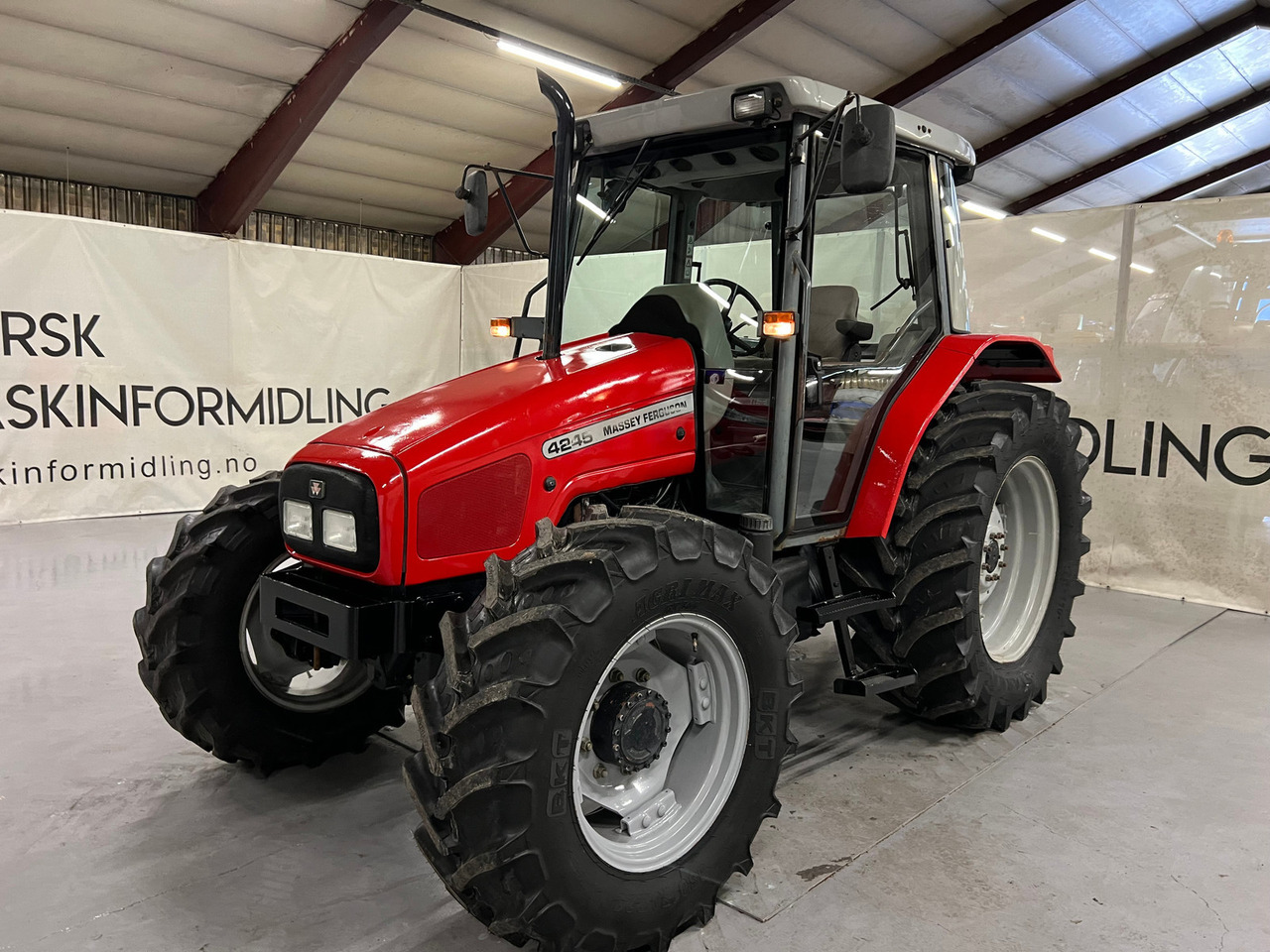 Massey Ferguson 4245 - Tracteur agricole: photos 2 Massey Ferguson 4245 - Tracteur agricole: photos 2