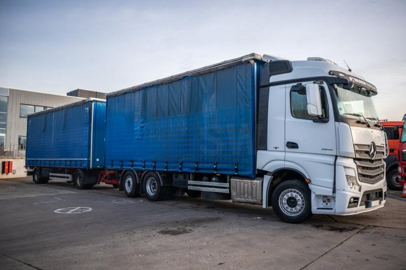 Mercedes ACTROS 2548-6x2+VOITH - Camion à rideaux coulissants: photos 2 Mercedes ACTROS 2548-6x2+VOITH - Camion à rideaux coulissants: photos 2