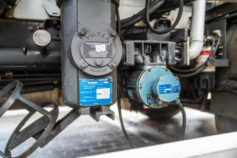 Photo d'intérieur 1: Camion citerne Renault MIDLUM 280+TANK 12.500L/5 Comp. Photo d'intérieur 1: Camion citerne Renault MIDLUM 280+TANK 12.500L/5 Comp.