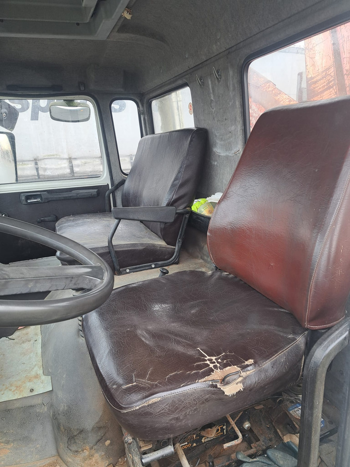 RENAULT - Camion plateau: photos 2 RENAULT - Camion plateau: photos 2