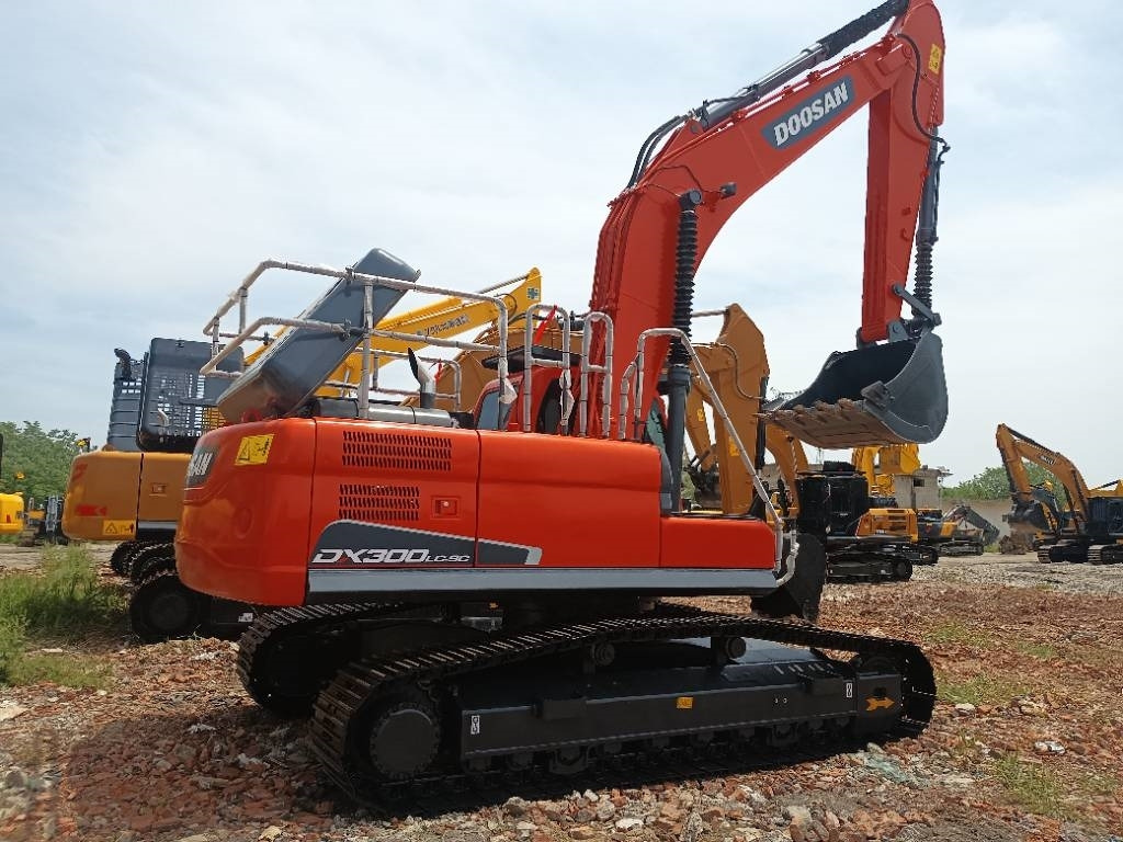 Doosan DX300LC - Pelle sur chenille: photos 1 Doosan DX300LC - Pelle sur chenille: photos 1