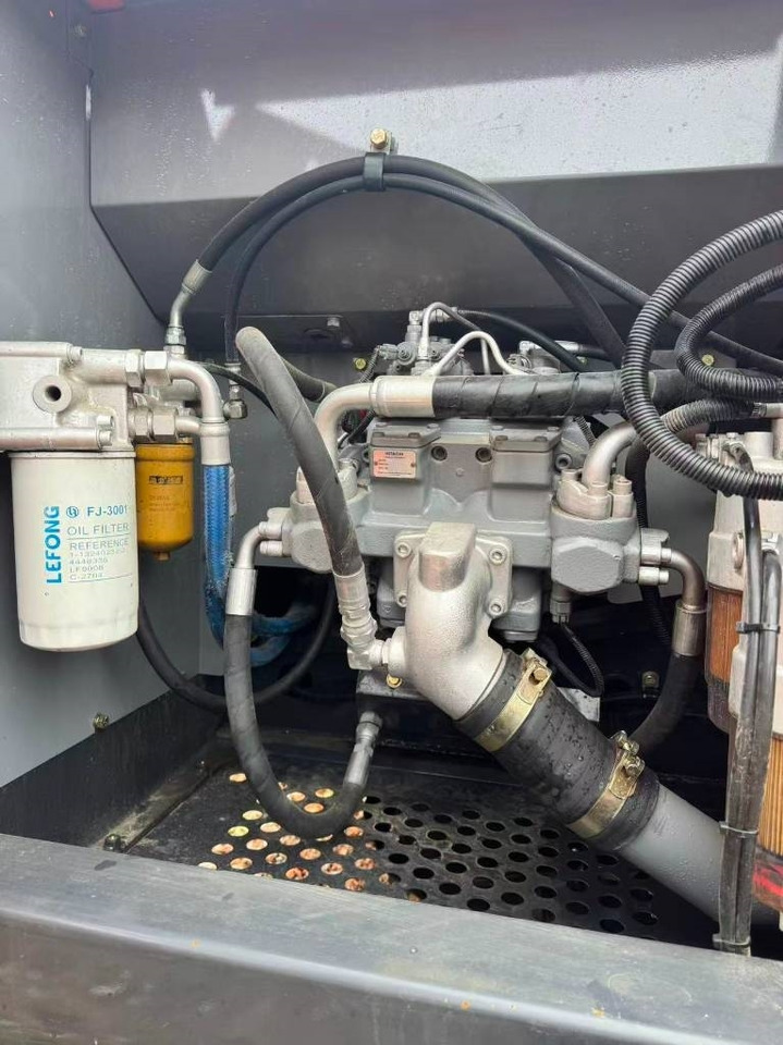 Hitachi ZX 200 - Pelle sur chenille: photos 4 Hitachi ZX 200 - Pelle sur chenille: photos 4