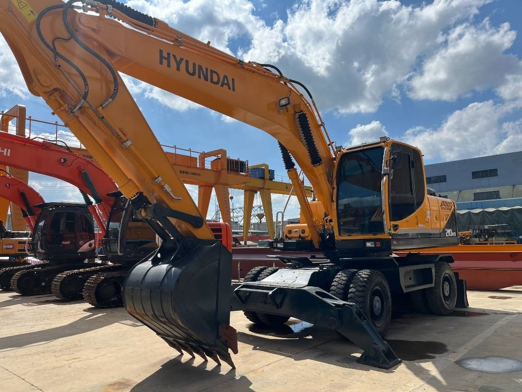 Hyundai R210W - Pelle sur pneus: photos 2 Hyundai R210W - Pelle sur pneus: photos 2