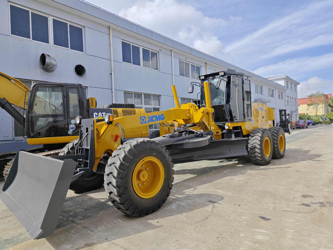 XCMG GR215 used motor grader - Niveleuse: photos 1 XCMG GR215 used motor grader - Niveleuse: photos 1