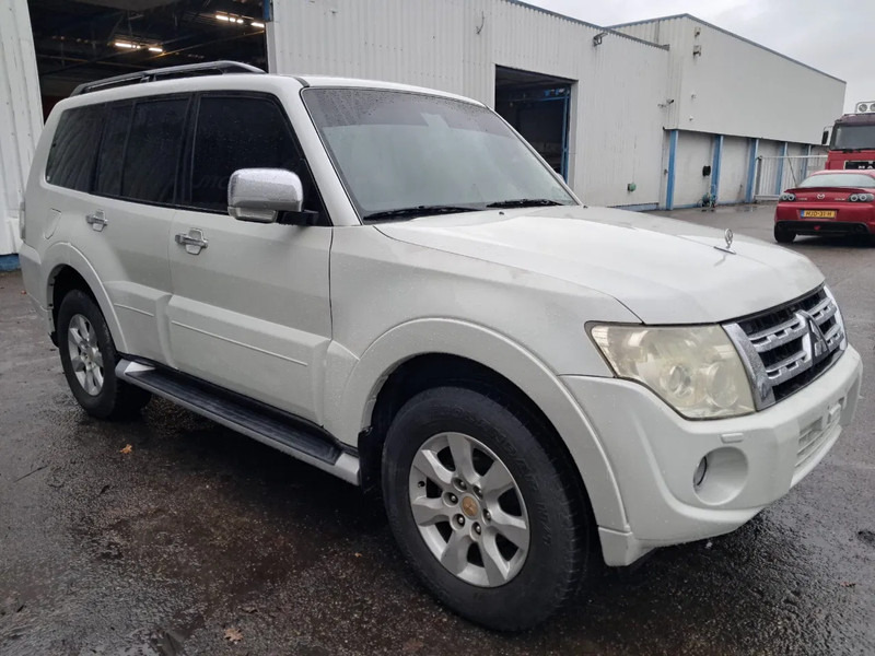 Mitsubishi Pajero GLS 3.5 - V6 , 4x4 , 7 Pers., Full Option - Voiture: photos 4 Mitsubishi Pajero GLS 3.5 - V6 , 4x4 , 7 Pers., Full Option - Voiture: photos 4