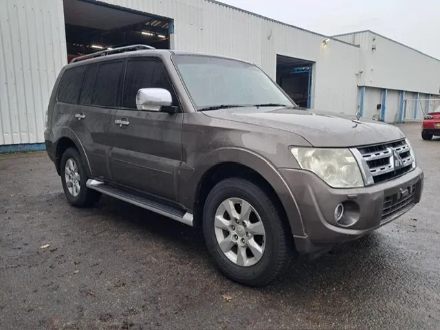 Mitsubishi Pajero GLS 3.5 - V6 , 4x4 , 7 Pers. , Full option - Voiture: photos 4 Mitsubishi Pajero GLS 3.5 - V6 , 4x4 , 7 Pers. , Full option - Voiture: photos 4