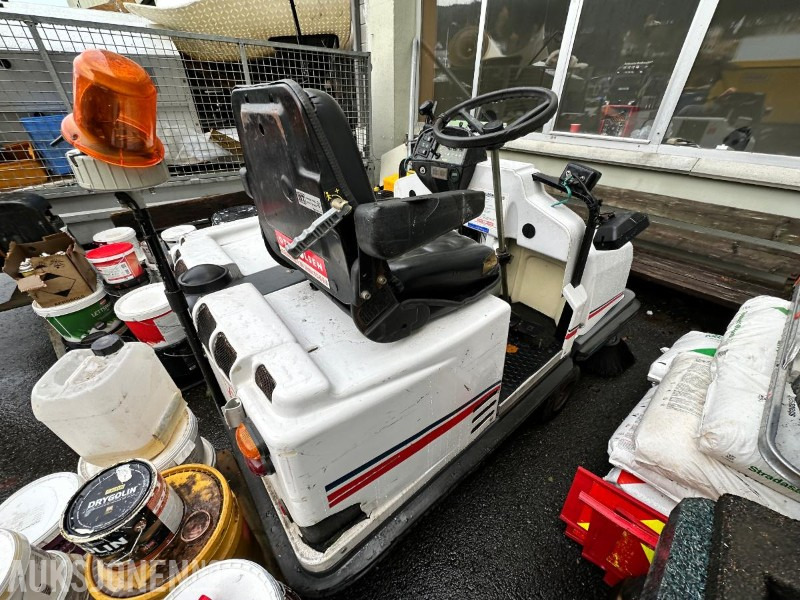 2000 Dulevo 1300 DL Kostemaskin – Reparasjonsobjekt - L'équipement de construction: photos 5 2000 Dulevo 1300 DL Kostemaskin – Reparasjonsobjekt - L'équipement de construction: photos 5