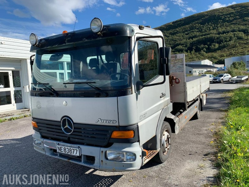 2001 Mercedes-Benz 817L/36AT - 7500 kg - Liten lastebil med kran - Camion plateau: photos 1 2001 Mercedes-Benz 817L/36AT - 7500 kg - Liten lastebil med kran - Camion plateau: photos 1