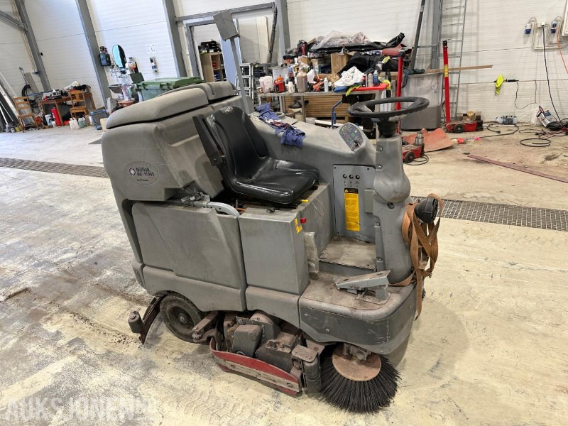 2008 Nilfisk BR1100S Koste og feiemaskin - L'équipement de construction: photos 2 2008 Nilfisk BR1100S Koste og feiemaskin - L'équipement de construction: photos 2