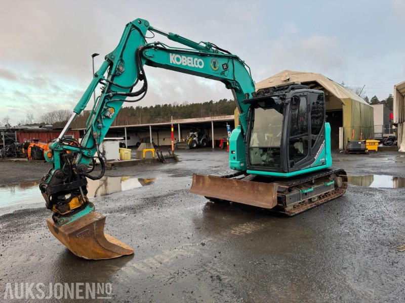 2015 Kobelco SK75SR-3E GRAVEMASKIN, ENGCON TILTROTATOR, SENTRALSMØRING, SERVICEHISTORIKK, 2 SKUFFER - Pelle: photos 1 2015 Kobelco SK75SR-3E GRAVEMASKIN, ENGCON TILTROTATOR, SENTRALSMØRING, SERVICEHISTORIKK, 2 SKUFFER - Pelle: photos 1