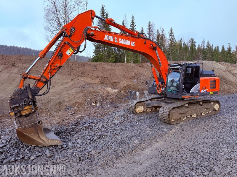 2016 Hitachi ZX300LC-6 Beltegraver - Sentralsmøring, GPS, Engcon tiltrotator og 2 skuffer - Pelle: photos 1 2016 Hitachi ZX300LC-6 Beltegraver - Sentralsmøring, GPS, Engcon tiltrotator og 2 skuffer - Pelle: photos 1