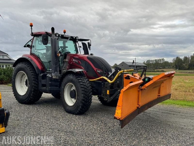 2016 Valtra T174E med Schmidt Tellefsdal U-LS 43.6 plog (2022), Valtra 76 frontlaster og betong lodd - Tracteur agricole: photos 3 2016 Valtra T174E med Schmidt Tellefsdal U-LS 43.6 plog (2022), Valtra 76 frontlaster og betong lodd - Tracteur agricole: photos 3
