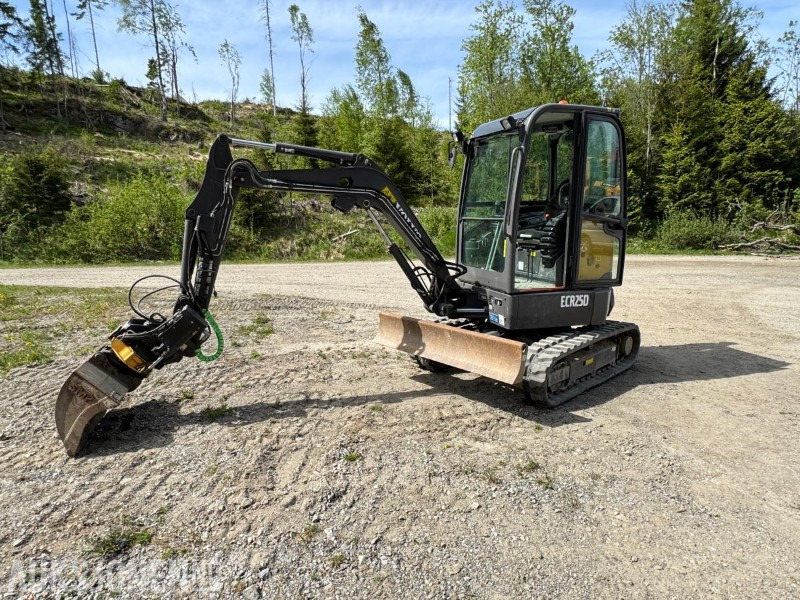 2017 Volvo ECR25D m/Engcon tiltrotator, SE-klype, 3 skuffer, vibroplate, 891 timer, Minigraver - Mini pelle: photos 1 2017 Volvo ECR25D m/Engcon tiltrotator, SE-klype, 3 skuffer, vibroplate, 891 timer, Minigraver - Mini pelle: photos 1