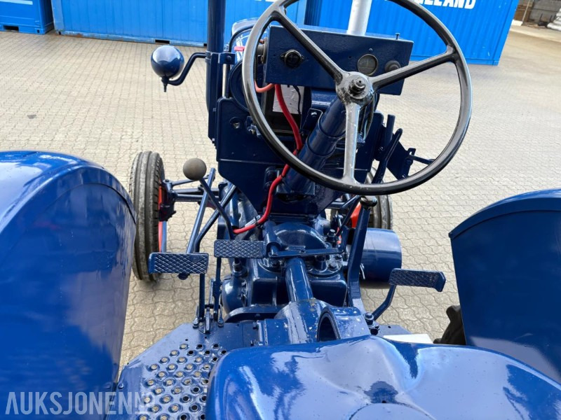 Tracteur agricole Ford Fordson-Stegamajor E27N: photos 10 Tracteur agricole Ford Fordson-Stegamajor E27N: photos 10