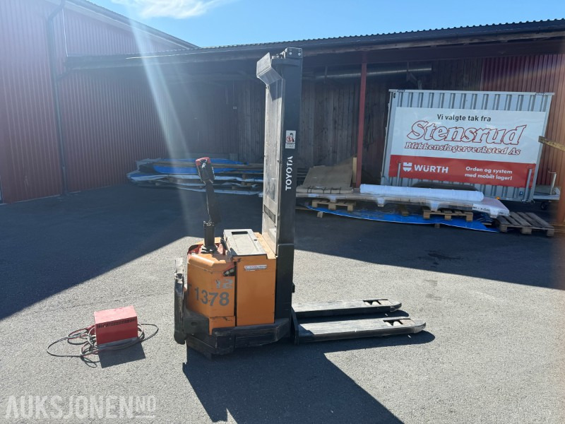 2001 Toyota SM12 F/1 Pallestabler med Batterilader STC 24/40 - Matériel de manutention: photos 1 2001 Toyota SM12 F/1 Pallestabler med Batterilader STC 24/40 - Matériel de manutention: photos 1
