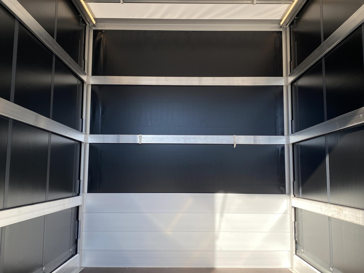 Utilitaire rideaux coulissants (PLSC) neuf IVECO DAILY 35S18HP  D30C | PRITSCHE PLANE + SCHLAFKABINE + LADERAMPE: photos 10