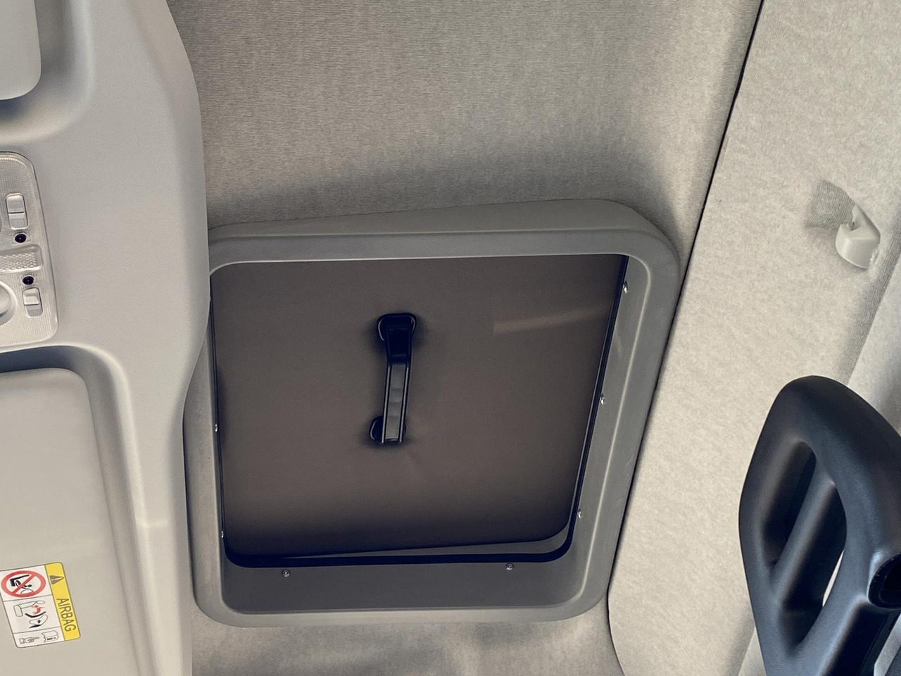 Utilitaire rideaux coulissants (PLSC) neuf IVECO DAILY 35S18HP  D30C | PRITSCHE PLANE + SCHLAFKABINE + LADERAMPE: photos 8