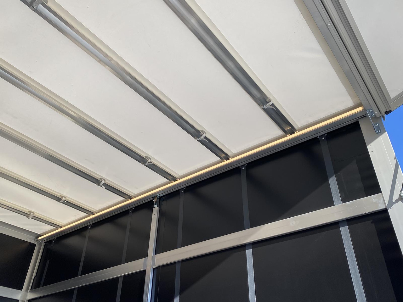 Utilitaire rideaux coulissants (PLSC) neuf IVECO DAILY 35S18HP  D30C | PRITSCHE PLANE + SCHLAFKABINE + LADERAMPE: photos 11