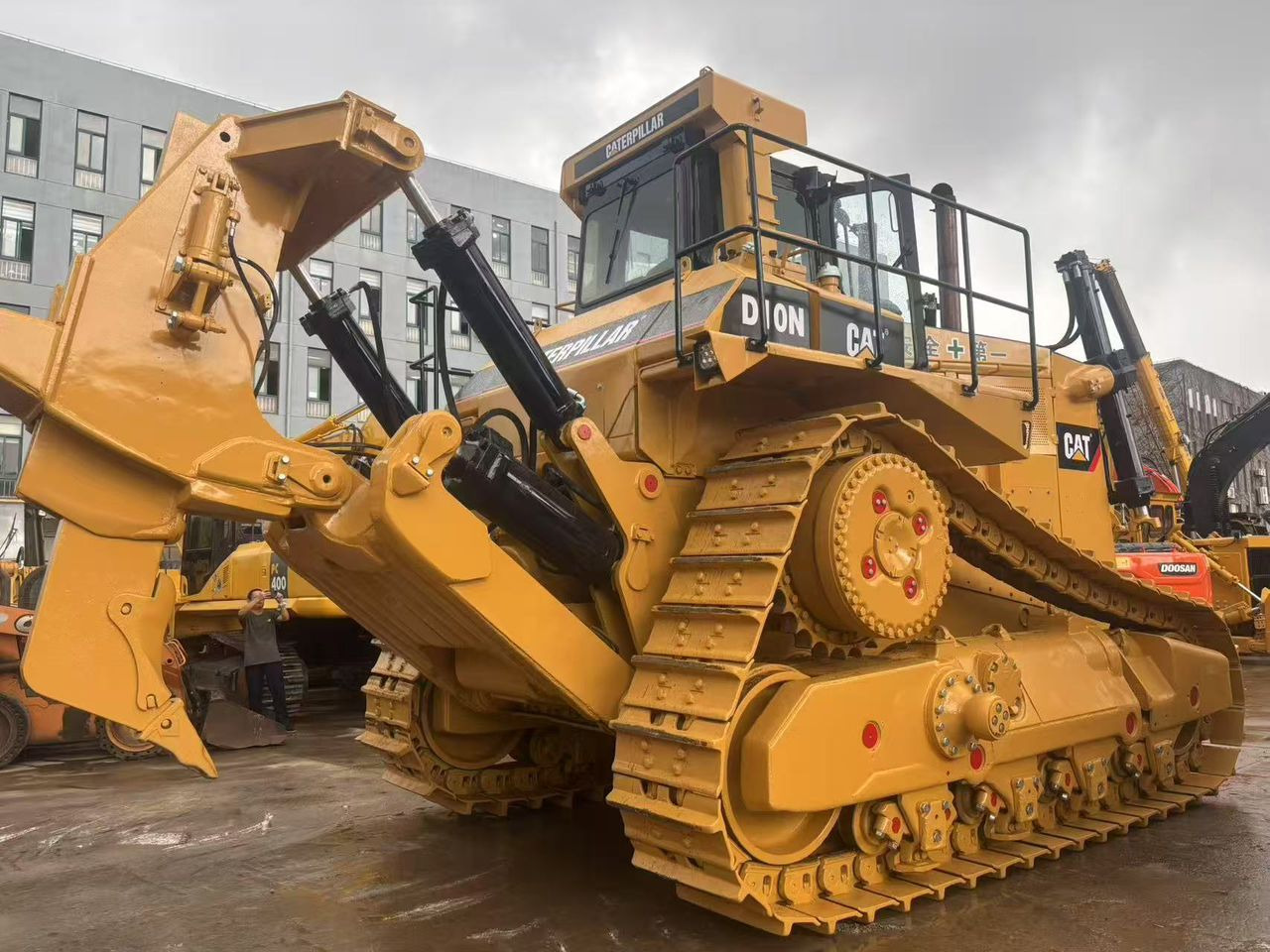 Caterpillar CAT Used Crawler Bulldozer Tractor D10N D9R D8R D8T D7R D7G D6G Dozer for Sale - Bulldozer: photos 5 Caterpillar CAT Used Crawler Bulldozer Tractor D10N D9R D8R D8T D7R D7G D6G Dozer for Sale - Bulldozer: photos 5