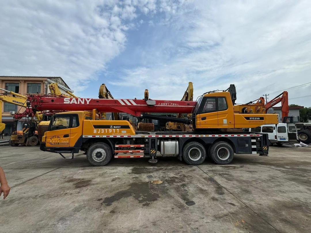 SANY STC250 25 Ton Truck Crane XCMG ZOOMLION TADANO KOBELCO 25T 50T 80T 100T 120T 200T 220T 240T 300T Crane for Sale - Grue mobile: photos 1 SANY STC250 25 Ton Truck Crane XCMG ZOOMLION TADANO KOBELCO 25T 50T 80T 100T 120T 200T 220T 240T 300T Crane for Sale - Grue mobile: photos 1