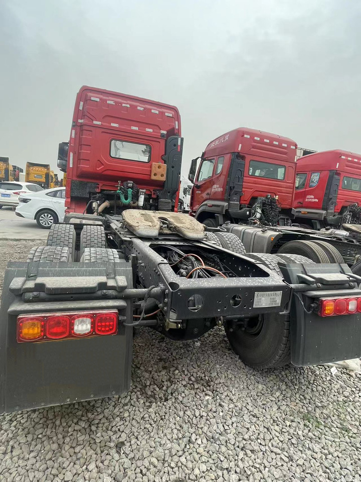 Schacman Slightly Used X3000 X5000 (6*4) Semi Truck head Truck Head Tipper Head - Tracteur routier: photos 1 Schacman Slightly Used X3000 X5000 (6*4) Semi Truck head Truck Head Tipper Head - Tracteur routier: photos 1