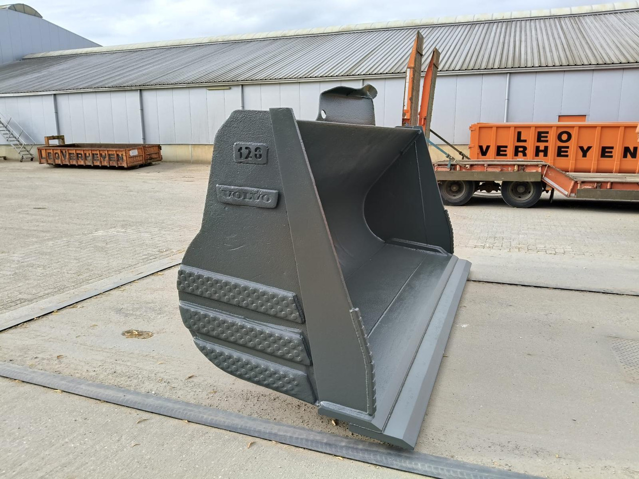 Volvo L 220 - Godet pour chargeur: photos 1 Volvo L 220 - Godet pour chargeur: photos 1
