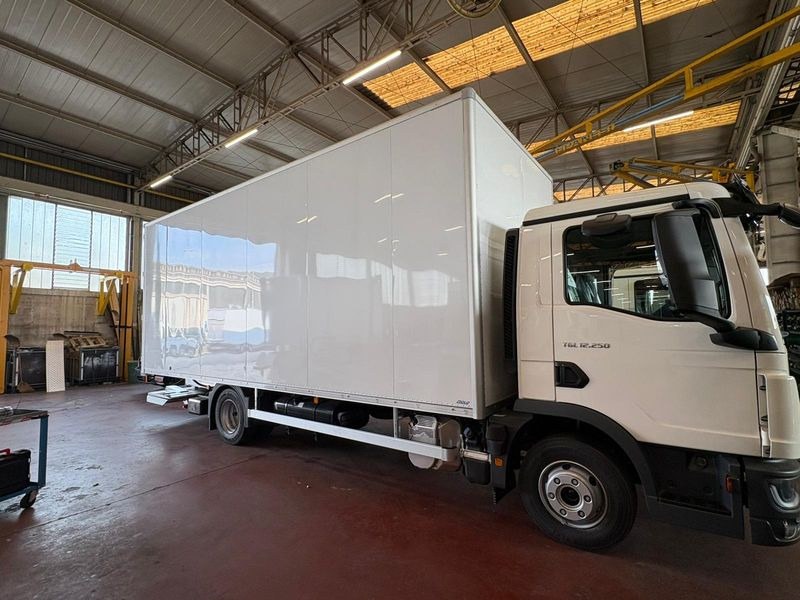 CUBO CON PEDANA 4x2 250hp MAN TGL 12.250 4x2 BL CH - Camion fourgon: photos 4 CUBO CON PEDANA 4x2 250hp MAN TGL 12.250 4x2 BL CH - Camion fourgon: photos 4