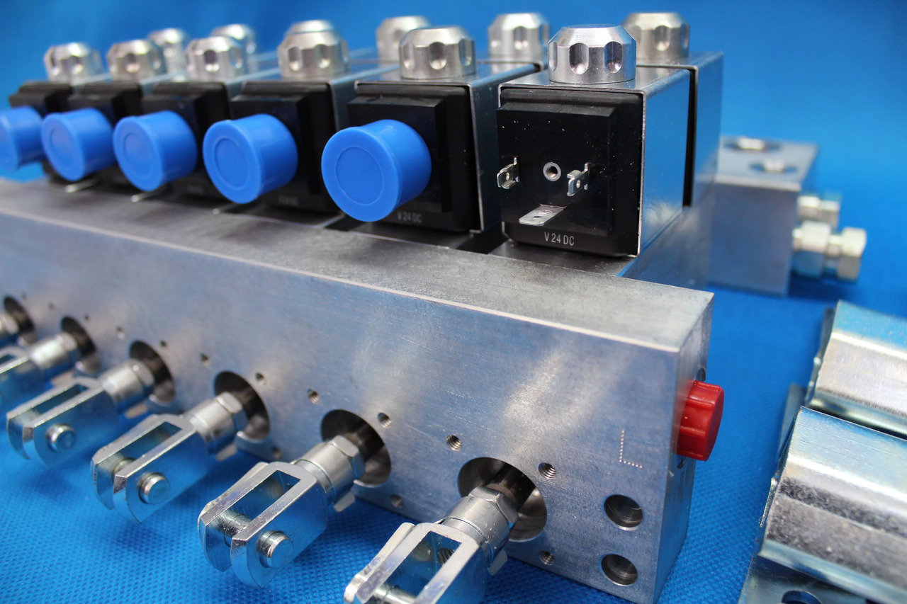 Actuator block MOD 10 for 6 function12/ 24VDC Retrofit Kit for crane with valve without solenoids Fassi Hiab Palfinger 12/24V - Engins de chantier: photos 5 Actuator block MOD 10 for 6 function12/ 24VDC Retrofit Kit for crane with valve without solenoids Fassi Hiab Palfinger 12/24V - Engins de chantier: photos 5