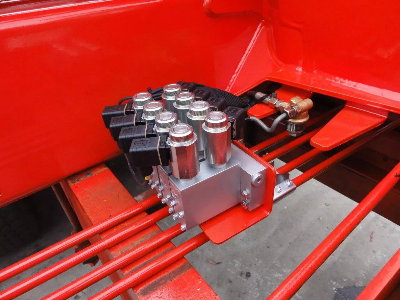 Actuator block MOD 10 for 6 function12/ 24VDC Retrofit Kit for crane with valve without solenoids Fassi Hiab Palfinger 12/24V - Engins de chantier: photos 2 Actuator block MOD 10 for 6 function12/ 24VDC Retrofit Kit for crane with valve without solenoids Fassi Hiab Palfinger 12/24V - Engins de chantier: photos 2