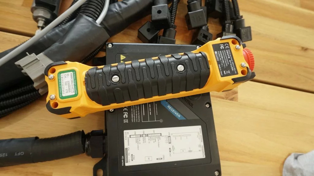 Monoblock hydraulic valve Galtech 3 sections 60 l/min 15 gpm 12 V + Remote radio Palfinger, Hiab, Fassi - Engins de chantier: photos 5 Monoblock hydraulic valve Galtech 3 sections 60 l/min 15 gpm 12 V + Remote radio Palfinger, Hiab, Fassi - Engins de chantier: photos 5