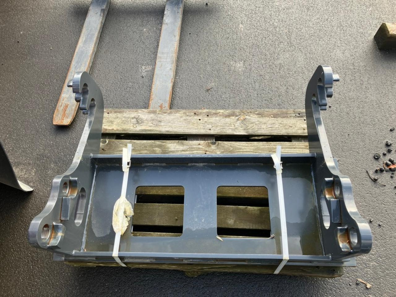 ADAPTER SCHÄFFER AUF EURO-AUFNAHME - Chargeur frontal pour tracteur: photos 4 ADAPTER SCHÄFFER AUF EURO-AUFNAHME - Chargeur frontal pour tracteur: photos 4