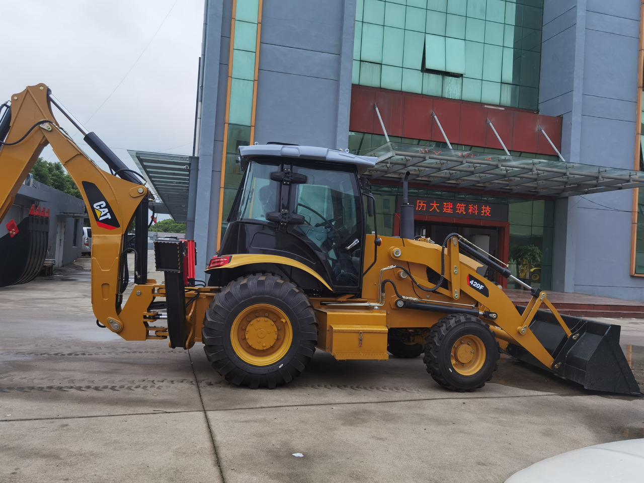 CAT 420F Backhoe Loader - Tractopelle: photos 1 CAT 420F Backhoe Loader - Tractopelle: photos 1