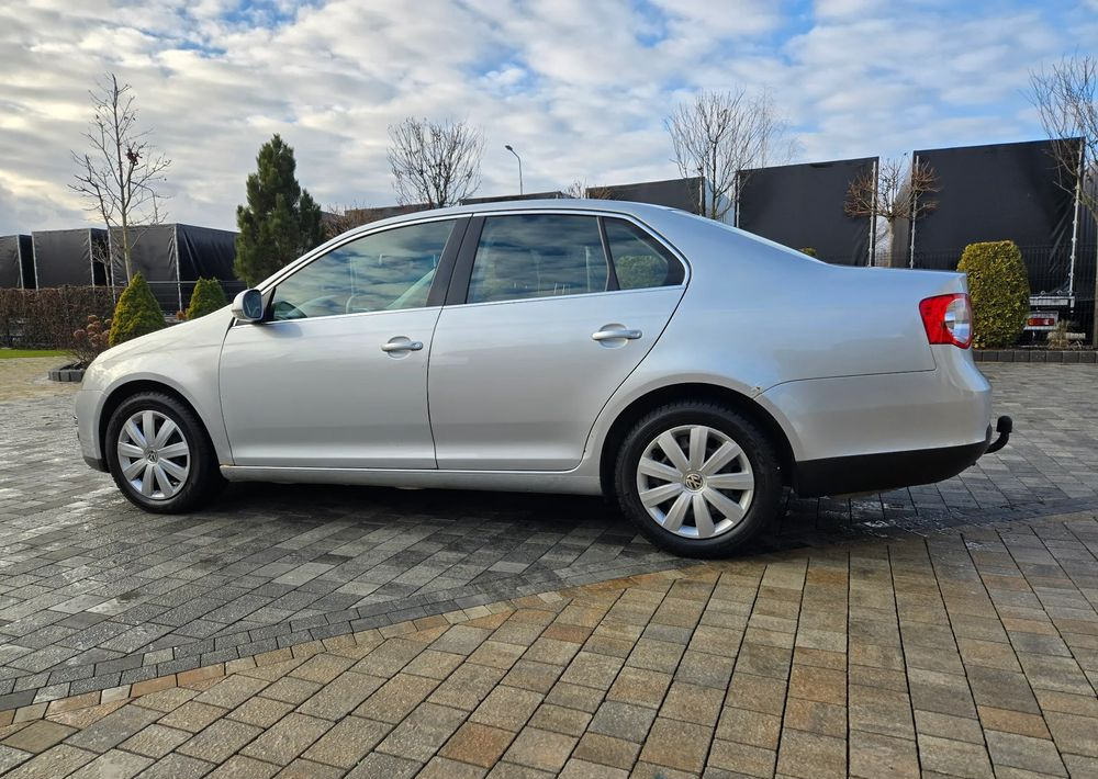 Berline Volkswagen Jetta 2.0 TDI Sportline: photos 7
