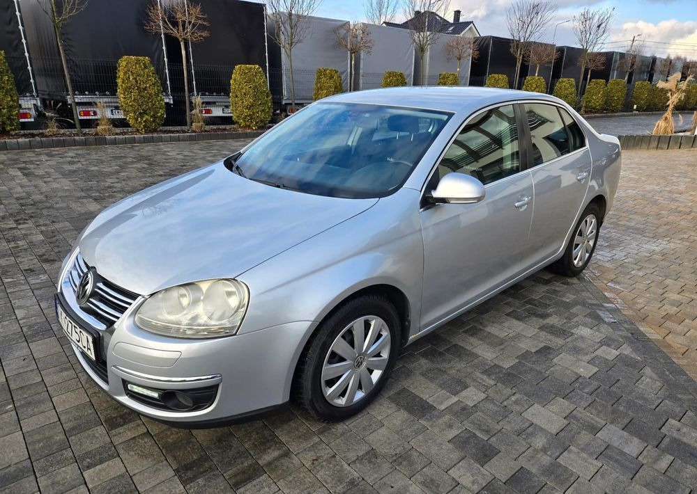 Berline Volkswagen Jetta 2.0 TDI Sportline: photos 19
