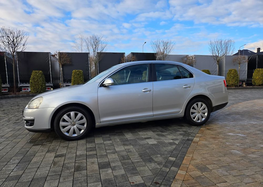 Berline Volkswagen Jetta 2.0 TDI Sportline: photos 6