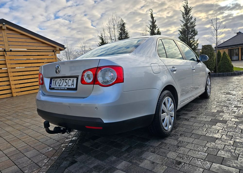 Berline Volkswagen Jetta 2.0 TDI Sportline: photos 12