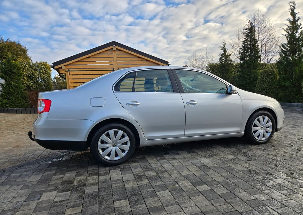 Berline Volkswagen Jetta 2.0 TDI Sportline: photos 14