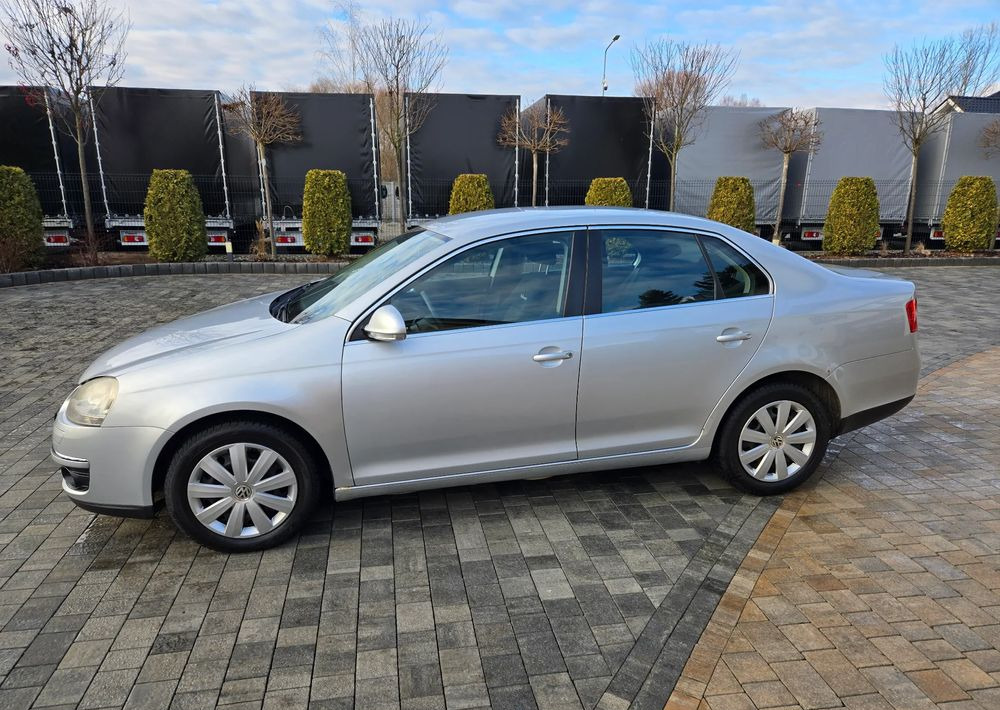Berline Volkswagen Jetta 2.0 TDI Sportline: photos 20