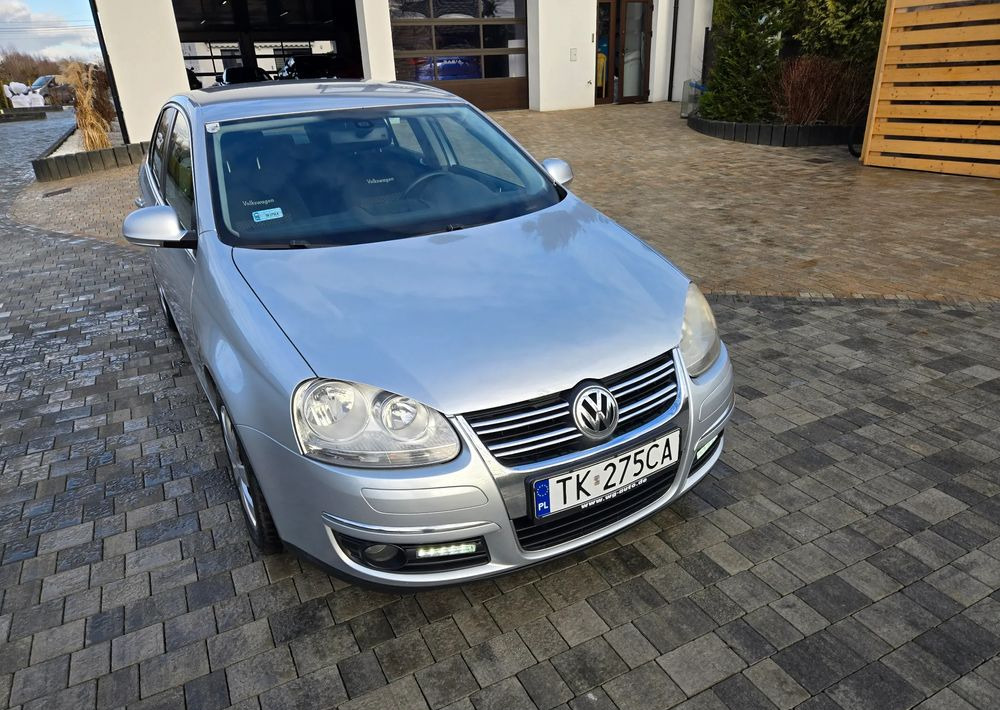 Berline Volkswagen Jetta 2.0 TDI Sportline: photos 17