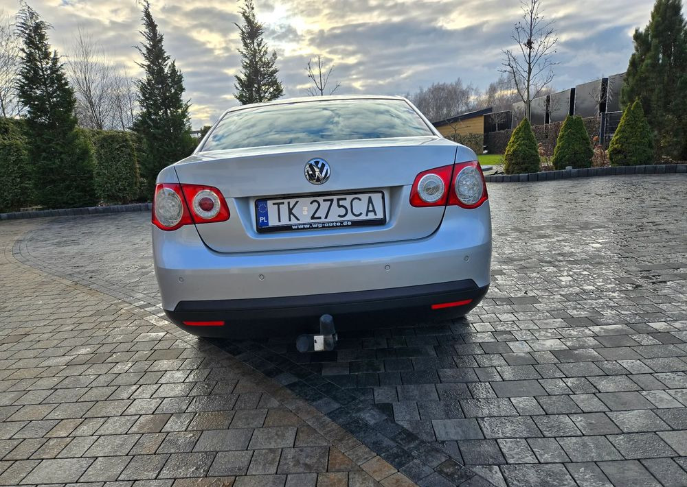 Berline Volkswagen Jetta 2.0 TDI Sportline: photos 11