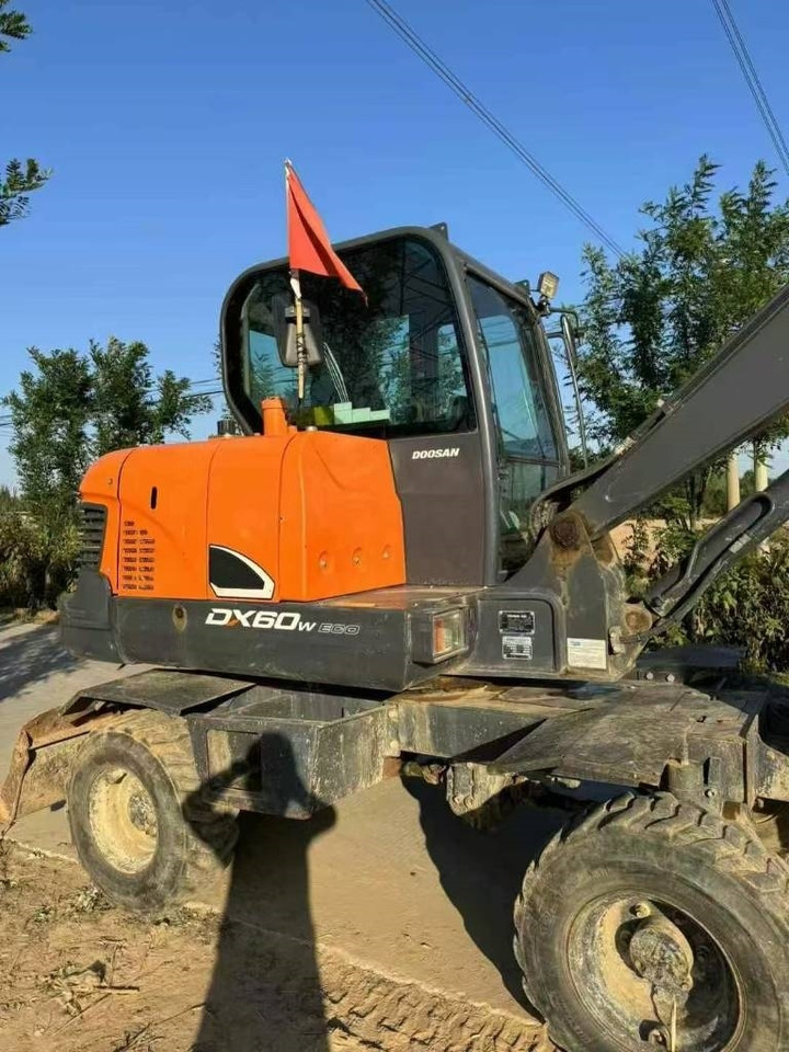 Doosan DX60W - Pelle sur pneus: photos 5 Doosan DX60W - Pelle sur pneus: photos 5