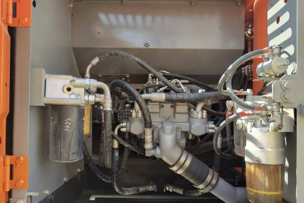 Hitachi ZX 240 - Pelle sur chenille: photos 2 Hitachi ZX 240 - Pelle sur chenille: photos 2