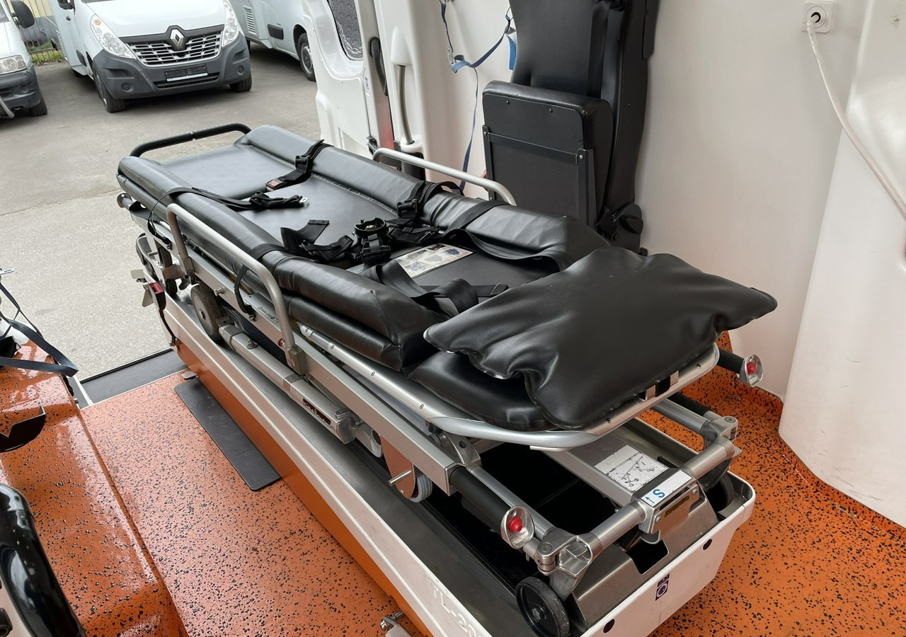 Volkswagen Crafter Crafter 2.0-163KM Karetka Ambulans Wyposażony Model 2016 - Ambulance: photos 4 Volkswagen Crafter Crafter 2.0-163KM Karetka Ambulans Wyposażony Model 2016 - Ambulance: photos 4