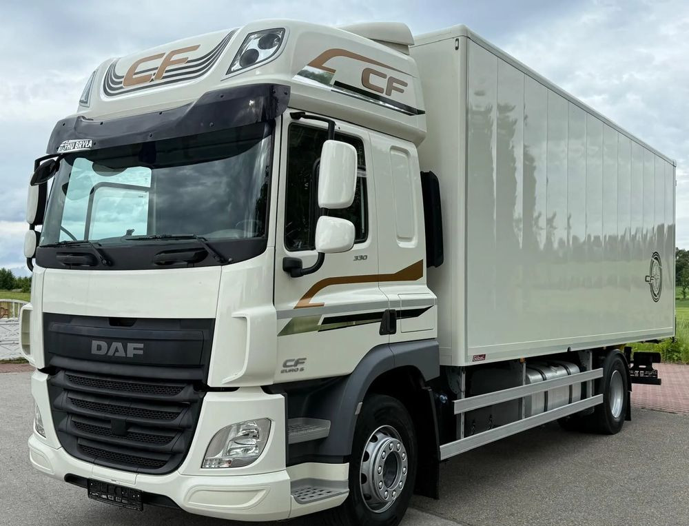 DAF CF 330/10.2017/KONTENER MEBLOWY/IZOTERMA/WINDA/18 PALET/E6/NISKI PRZEBIEG/Z NIEMIEC/JAK NOWY/DUŻY SILNIK 10 837cm3// - Camion fourgon: photos 1 DAF CF 330/10.2017/KONTENER MEBLOWY/IZOTERMA/WINDA/18 PALET/E6/NISKI PRZEBIEG/Z NIEMIEC/JAK NOWY/DUŻY SILNIK 10 837cm3// - Camion fourgon: photos 1