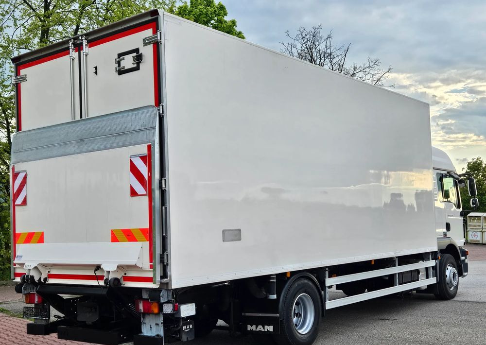 Camion frigorifique MAN TGM 15.290/IZOTERMA/WINDA/CHŁODNIA/KONTENER/17PALET/E6/OGRZEWANA IZOTERMA/SPROWADZONY/AUTOMAT/SYPIALKA/PIERWSZY WŁAŚCICIEL: photos 7